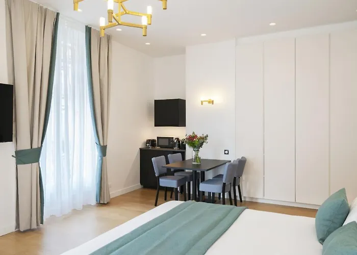 Vestay Montaigne Paris